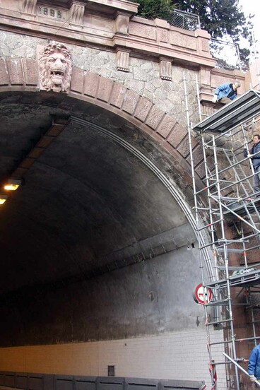 Schwabtunnel Stuttgart, Neuanfertigung des Löwenkopfes und Antragungen im Portalbereich