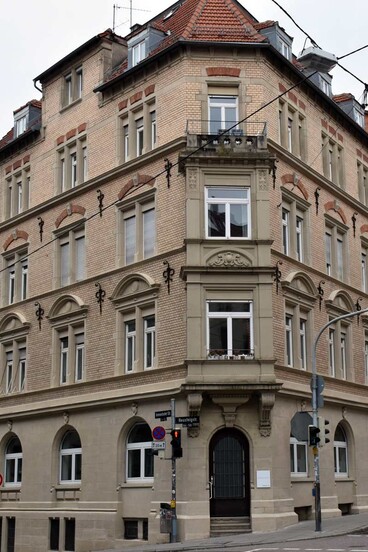 Neuanfertigung von Sandsteinfensterbänken, Ausbesserungen und Naturstein mit Mineralfarbe lasieren